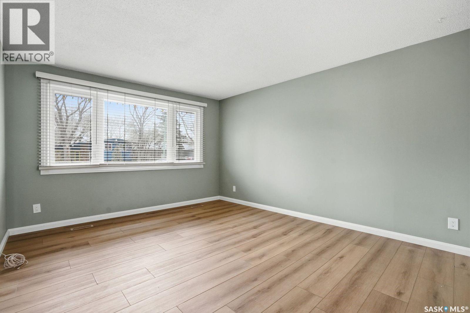 219 Nagel Crescent, Regina, SK, S4N4N4 photo 2