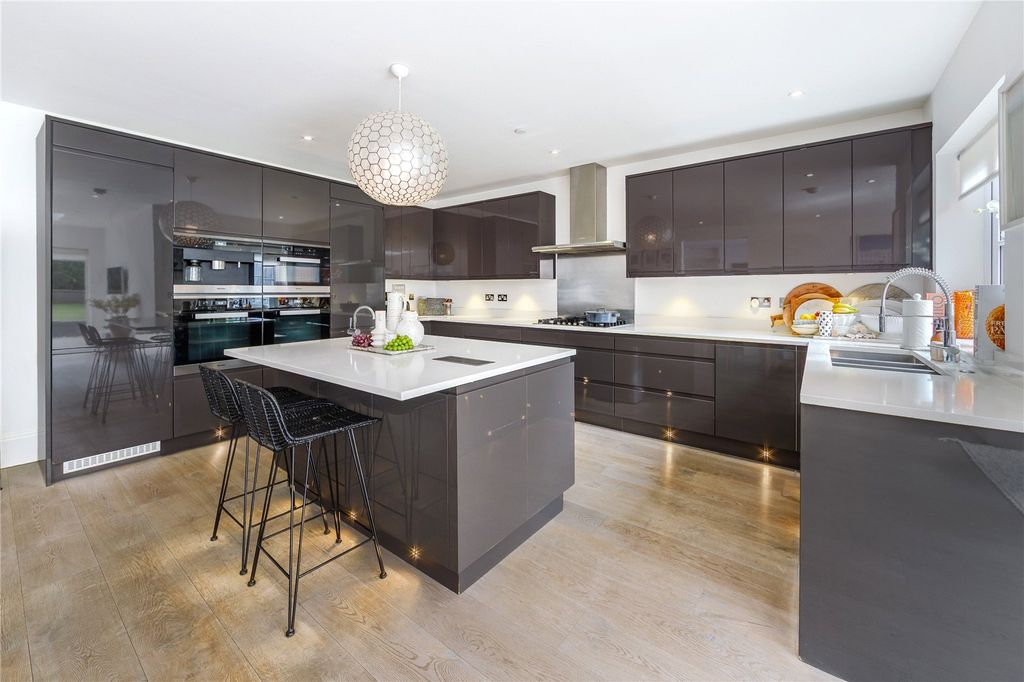 Additional image 5 of 6 bed detached house for saleViburnum Gate, Radlett, Hertfordshire WD7