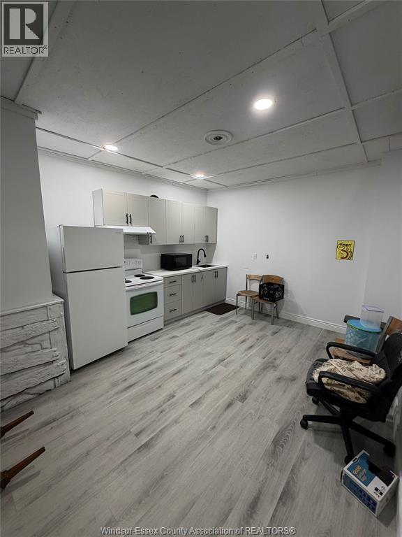 444 Mcewan , Windsor, ON, N9B2E8 photo 2