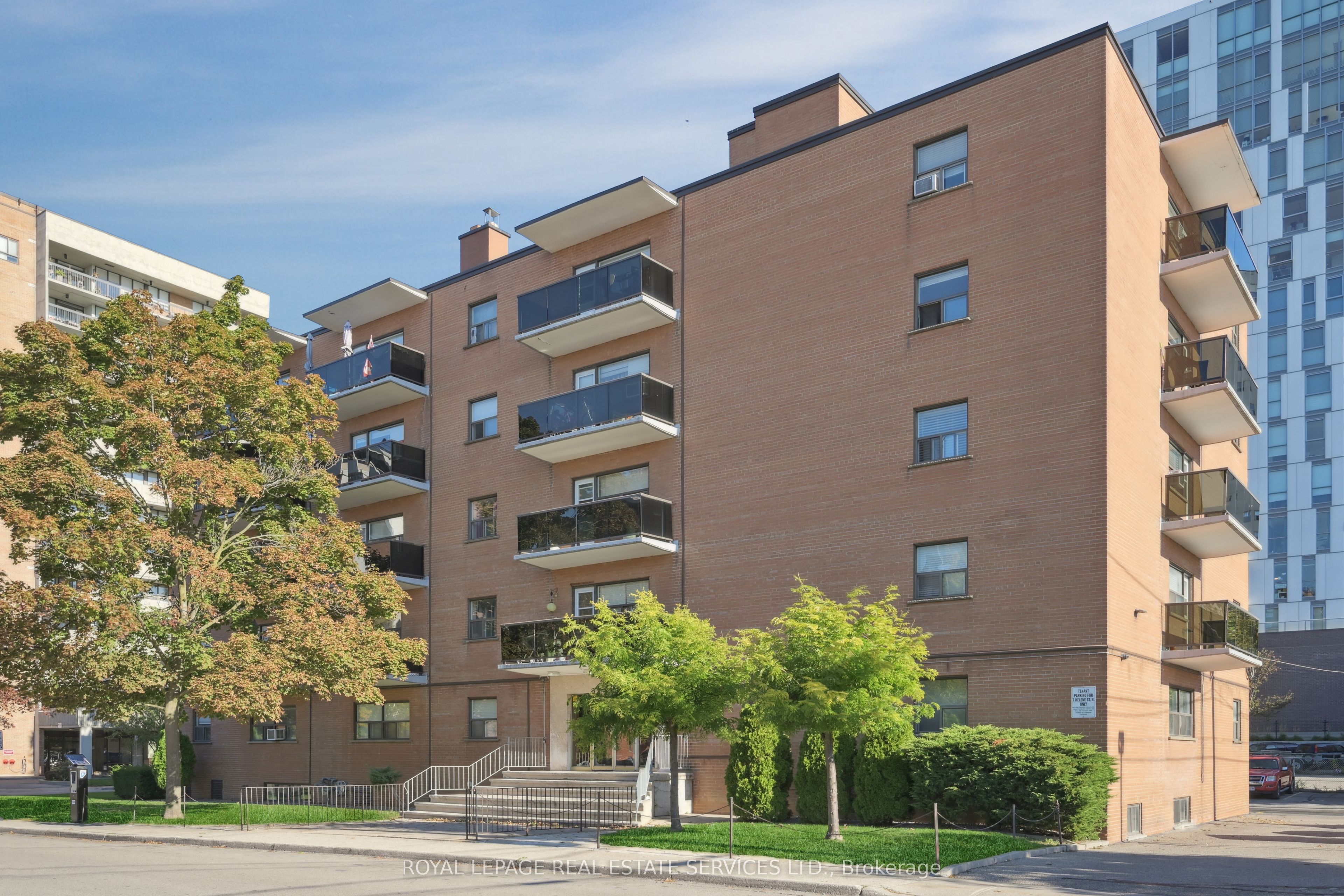 302-7 Helene Street N, Mississauga, ON, L5G 3B3