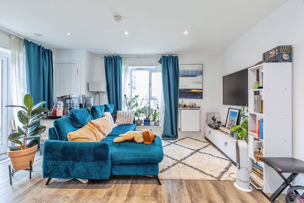 Additional image 5 of 2 bed flat for sale1 Glenway Road, Rochester ME1