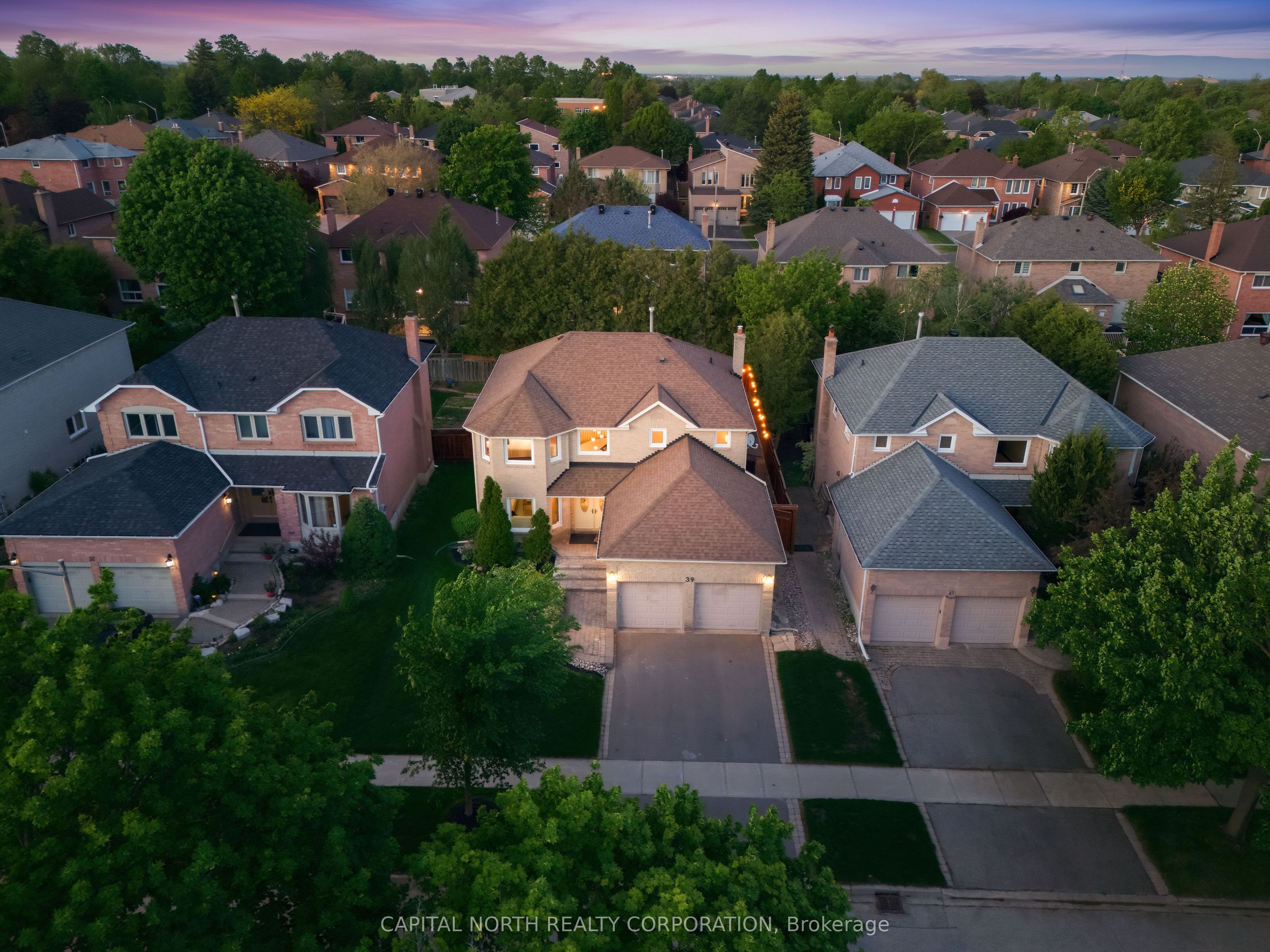 39 Waterhouse Way, Richmond Hill, ON, L4C 9H5 photo 2