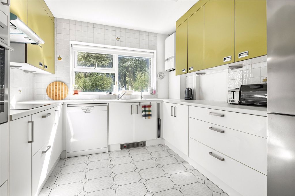 Additional image 6 of 2 bed flat for saleHigh Firs, Gills Hill, Radlett, Hertfordshire WD7