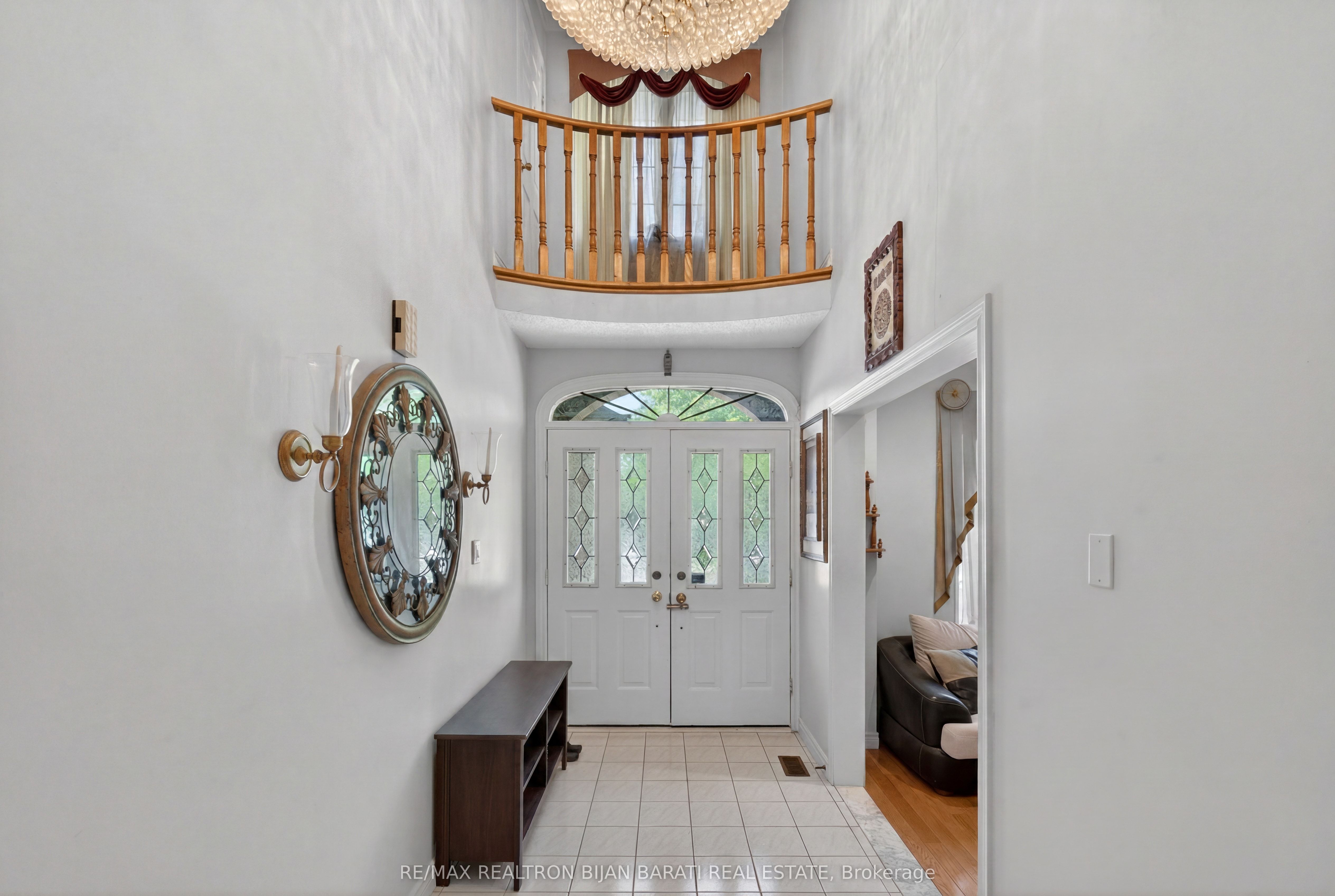 15 Lisa Crescent, Richmond Hill, ON, L4B 3J4 photo 2