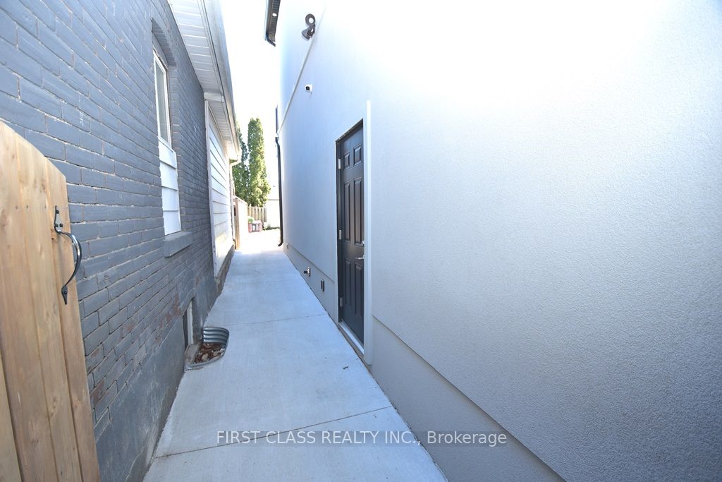 4-51 Craydon Avenue, Toronto, ON, M6M 2C8 photo 2