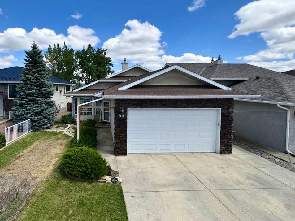 93 Heritage Crescent W, Lethbridge, AB, T1K 6X2 photo 2