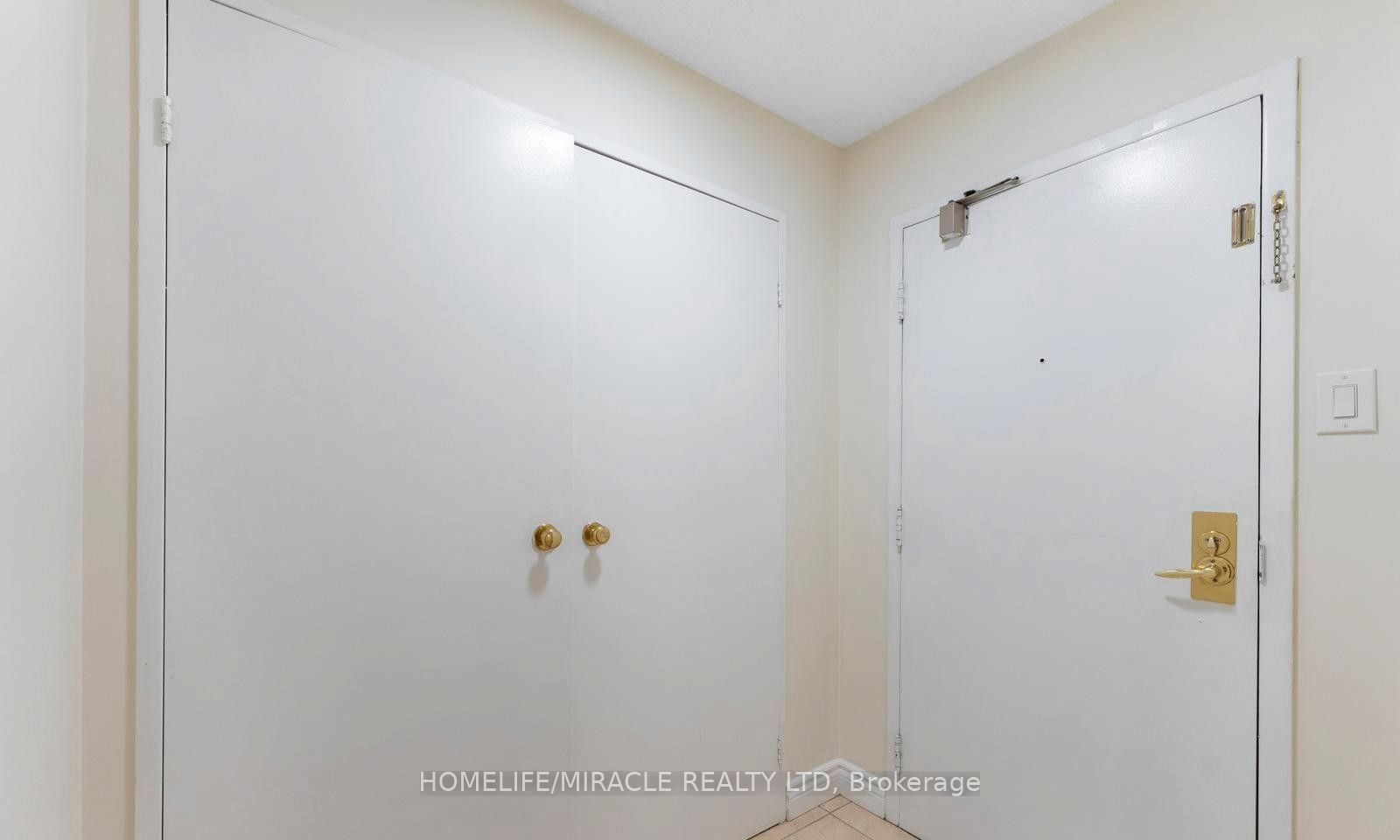 202-3700 Kaneff Crescent N, Mississauga, ON, L5A 4B8 photo 2