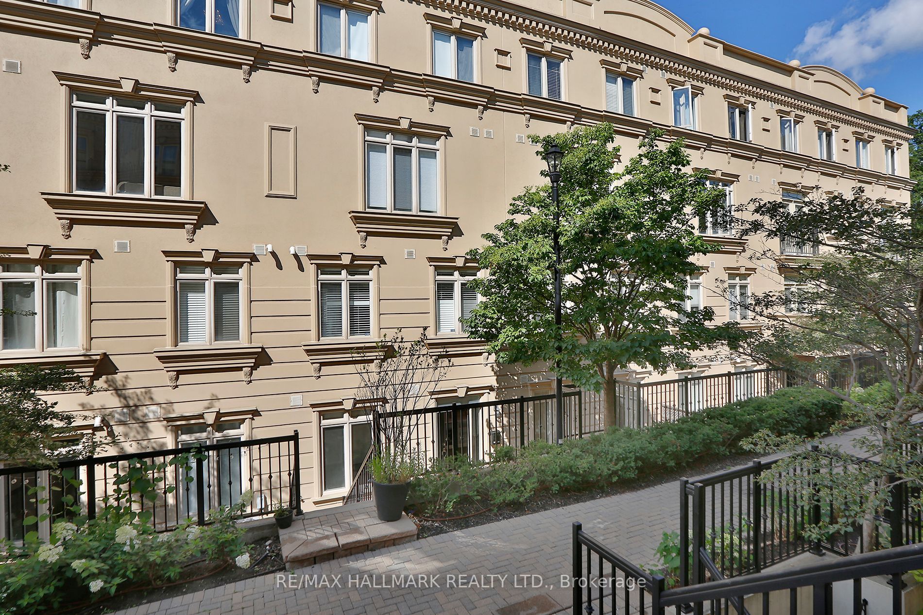 Th 10-78 Carr Street, Toronto, ON, M5T 1B7 photo 2