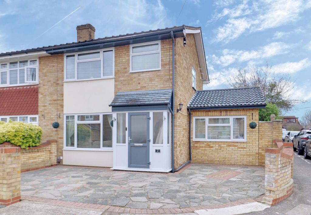 3 bed semi-detached house for salePalmerston Road, Rainham RM13