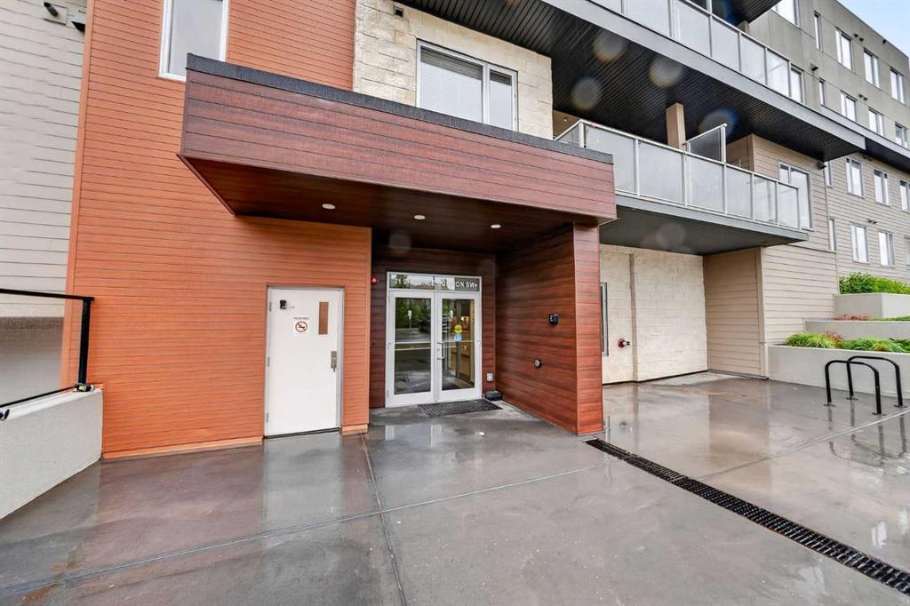 403-71 Shawnee Common SW, Calgary, AB, T2Y 0R2 photo 2