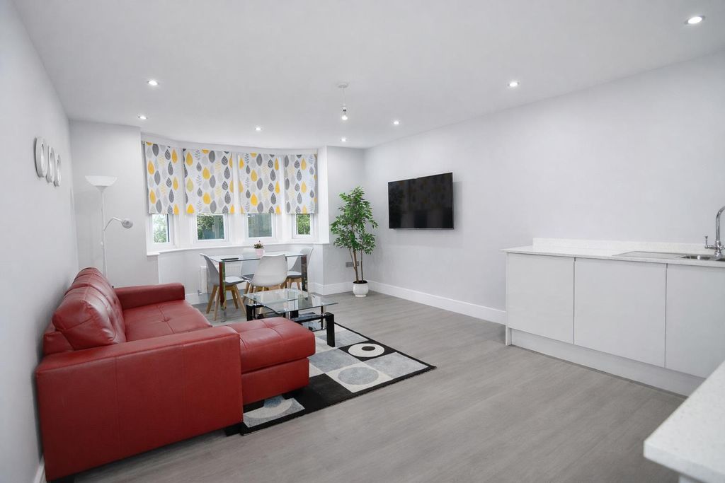 Additional image 3 of 6 bed property for saleCross Street, Reading RG1