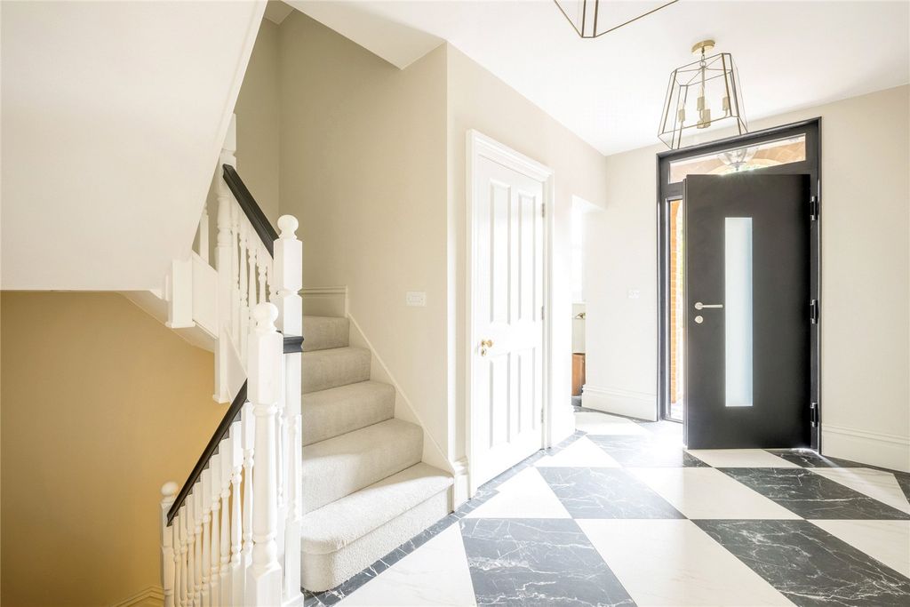4 bed detached house for saleCockshot Road, Reigate, Surrey RH2 photo 4