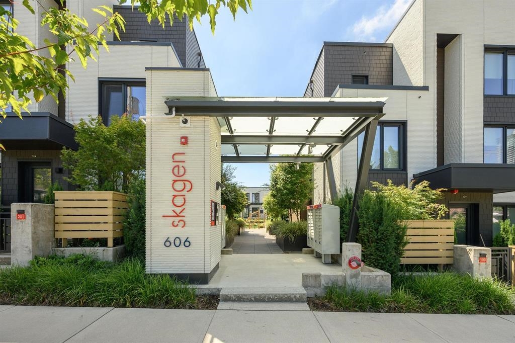 202-606 Foster Avenue, Coquitlam, BC, V6J 0L5