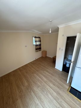 Denzil Avenue, Newtown SO14, Barn conversion to rent