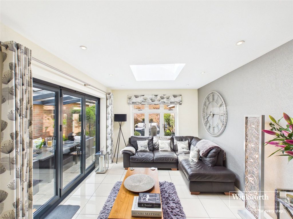 5 bed town house for saleTutor Crescent, Earley, Reading RG6 photo 4