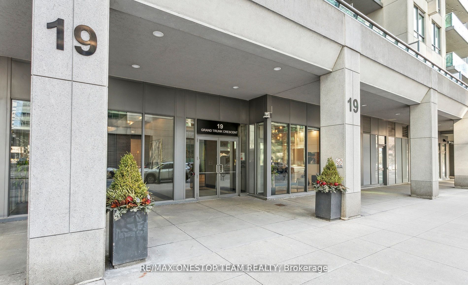 811-19 Grand Trunk Crescent, Toronto, ON, M5J 3A3 photo 2