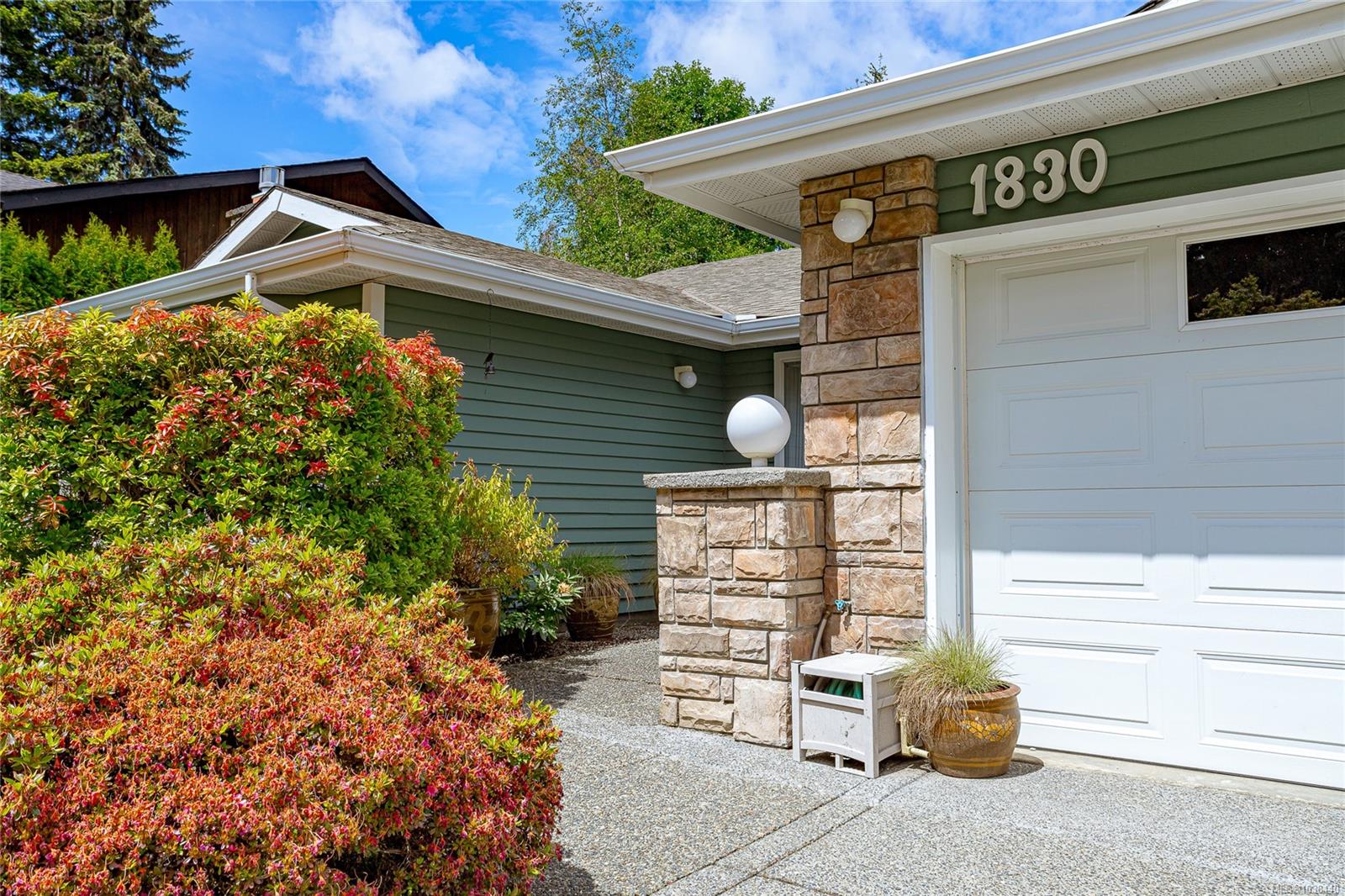 1830 Pastel Crescent, Central Saanich, BC, V8M 1N6 photo 2