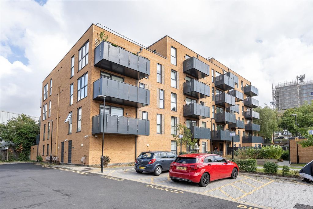 3 bed flat for saleLena Kennedy Close, Highams Park E4