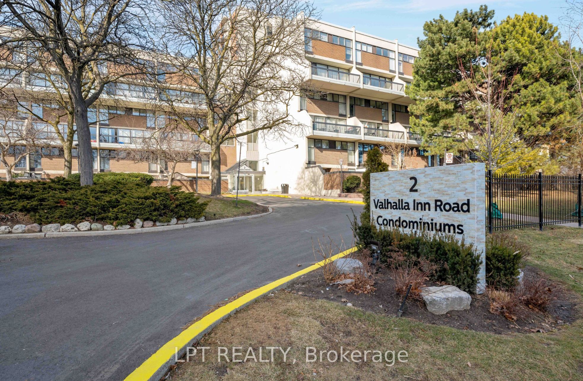332-2 Valhalla Inn Road, Toronto, ON, M9B 6C3 photo 2