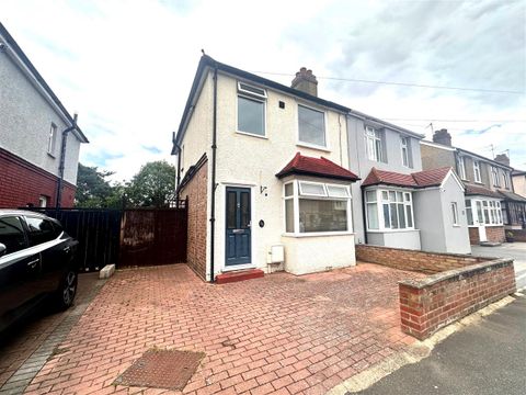 Shaftesbury Avenue, Feltham TW14