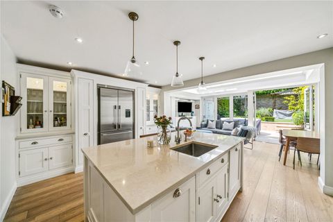 Roseneath Road SW11