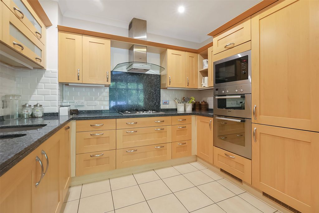 2 bed flat for saleCroydon Road, Reigate, Surrey RH2 photo 2