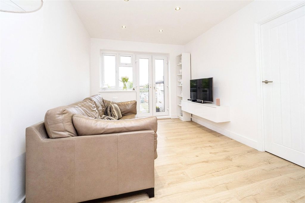 2 bed flat for saleBader Way, Rainham RM13 photo 3
