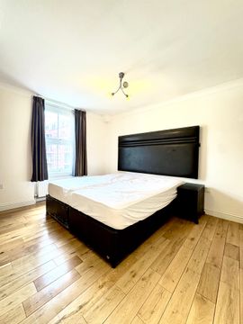 Cheniston Gardens, London W8, Room to rent
