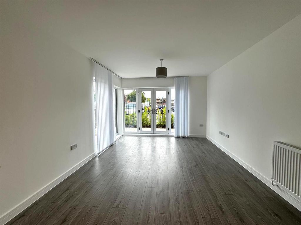 Additional image 4 of 2 bed flat for saleEastwood Road, Rayleigh SS6
