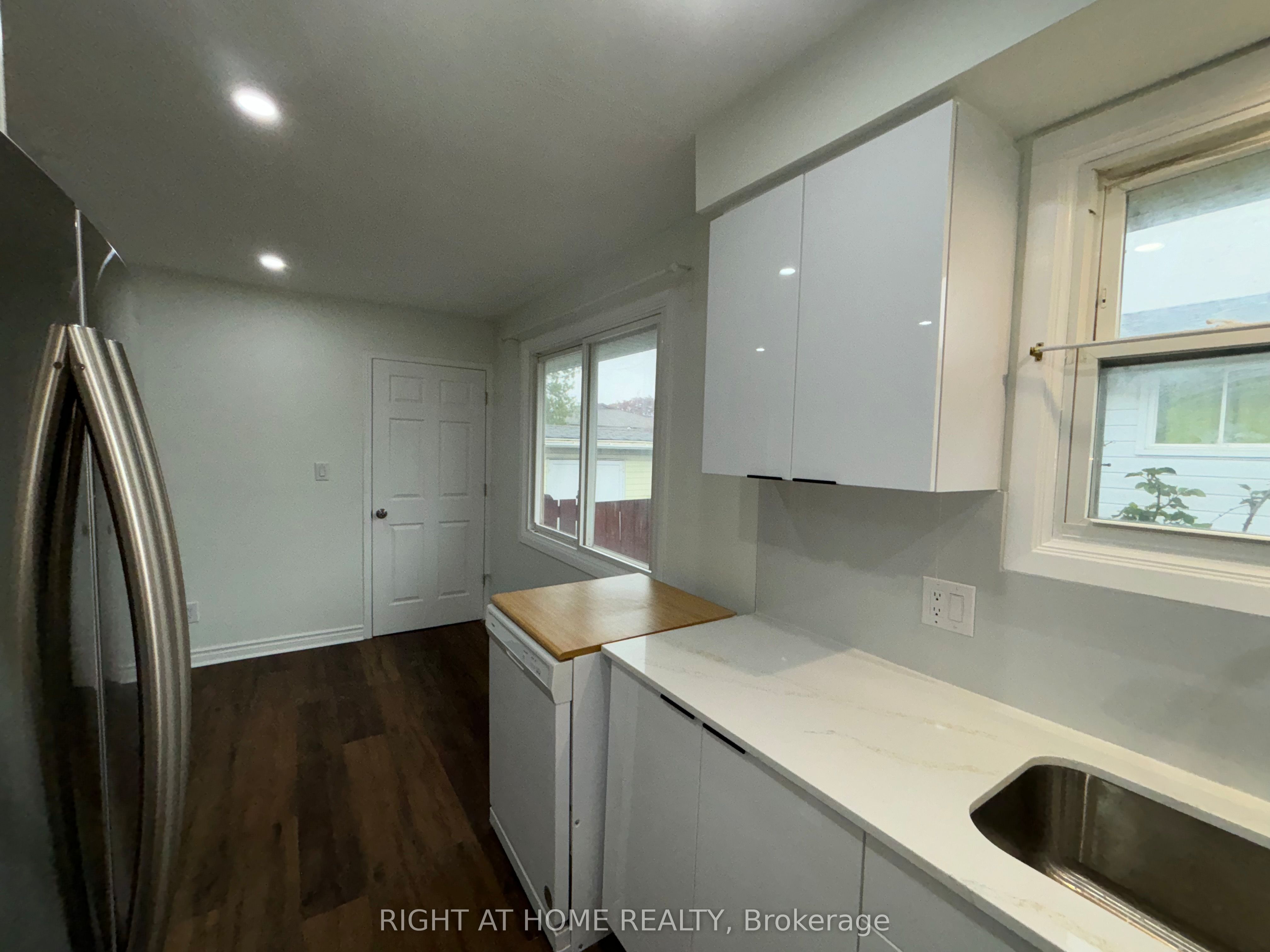 8158 Paddock Trail Drive, Niagara Falls, ON, L2H 1X3 photo 4