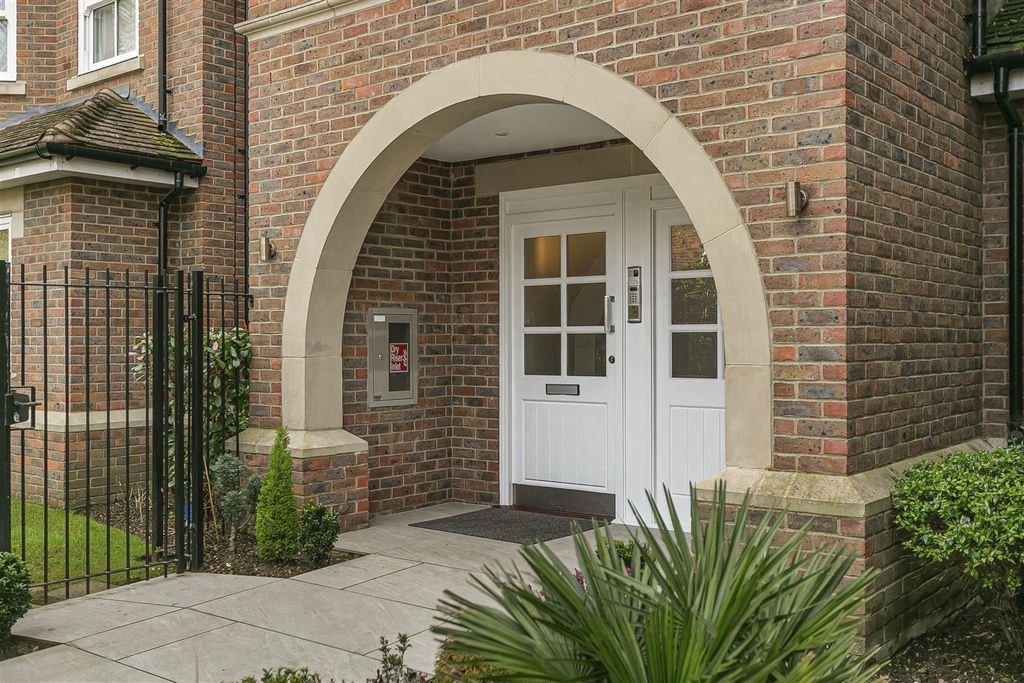 Additional image 2 of 2 bed flat for saleShenley Hill, Radlett WD7