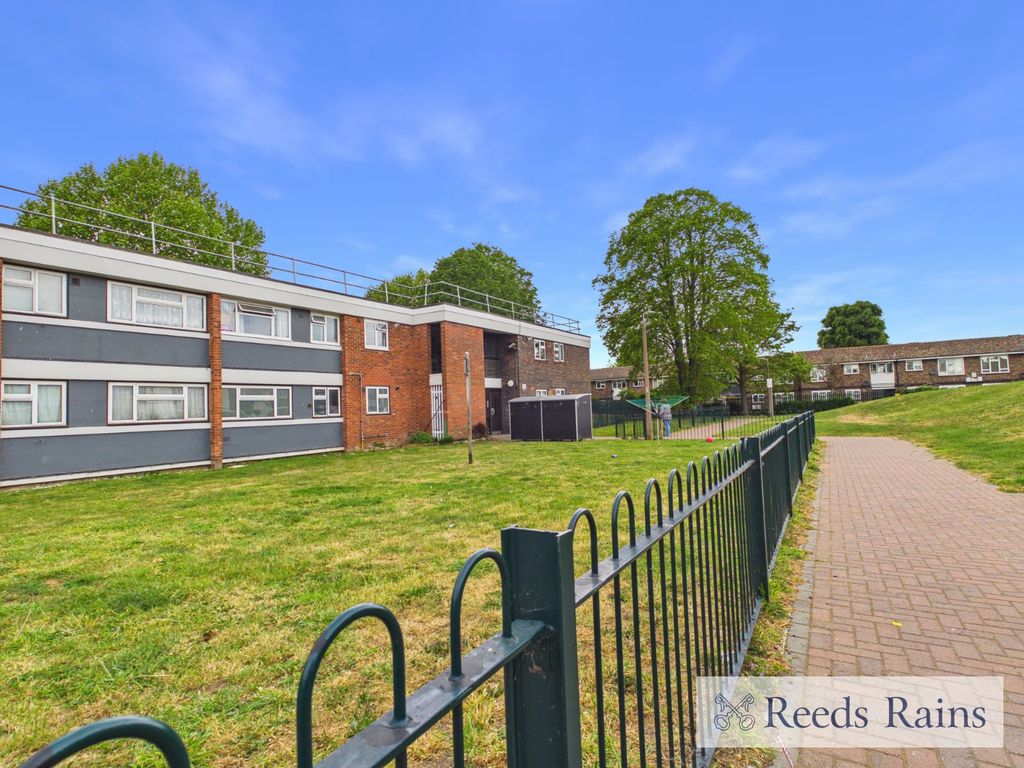 2 bed flat for saleCanfield Road, Rainham RM13 photo 2