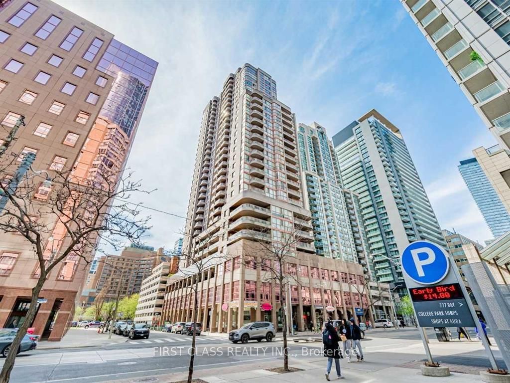 303 (Master -736 Bay Street, Toronto, ON, M5G 2M4