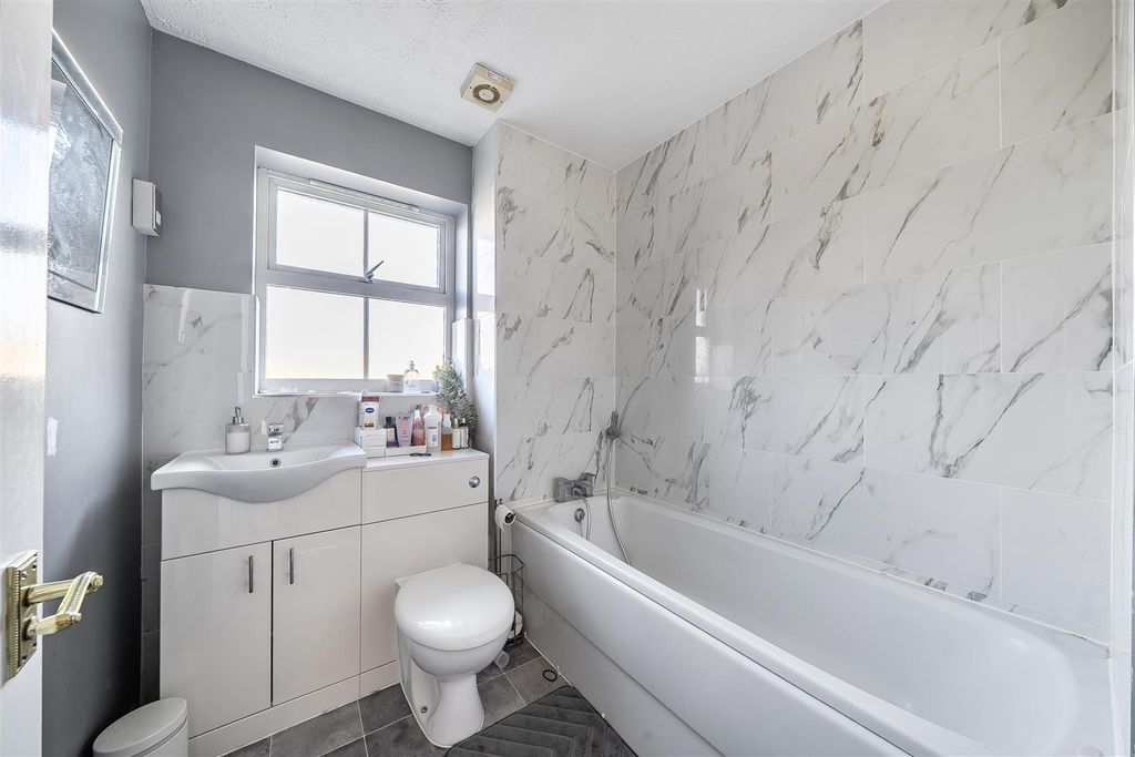 Additional image 5 of 2 bed flat for saleSalters Close, Rickmansworth WD3