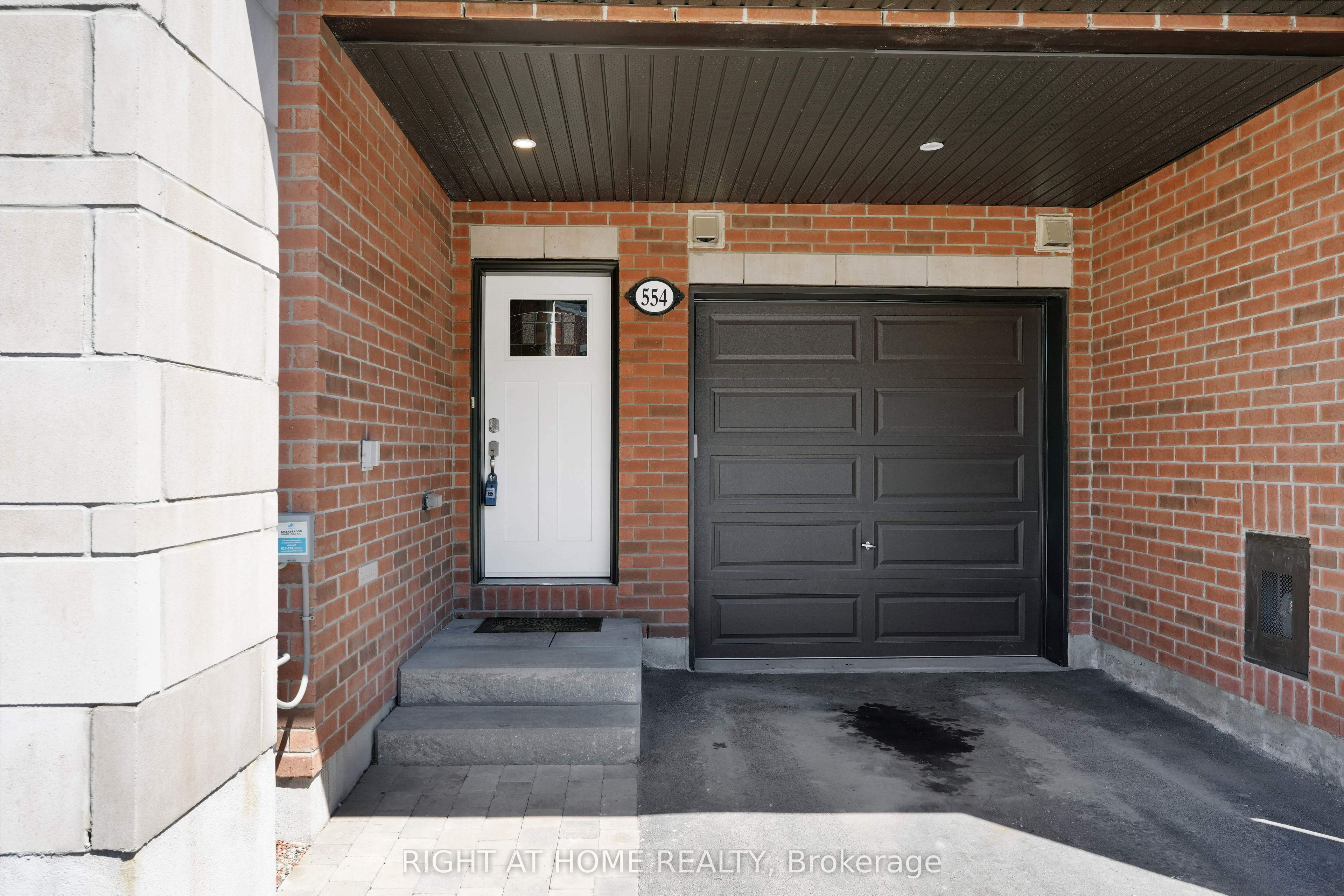 Additional image 2 of 554 Labrador Crescent, Ottawa, ON, K1T 0R4