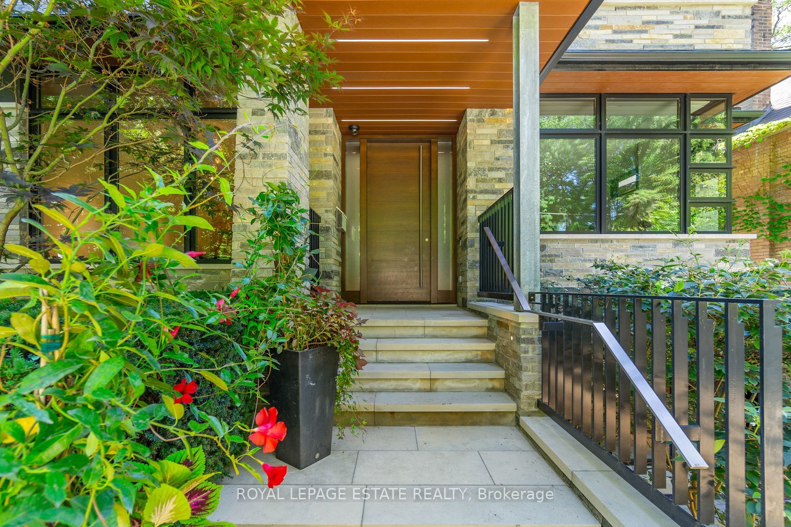 11 Pine Crescent, Toronto, ON, M4E 1L1 photo 3