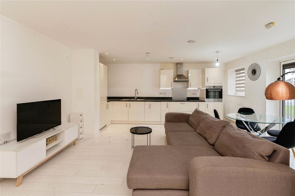 2 bed flat for saleHaven Road, Rainham RM13 photo 2