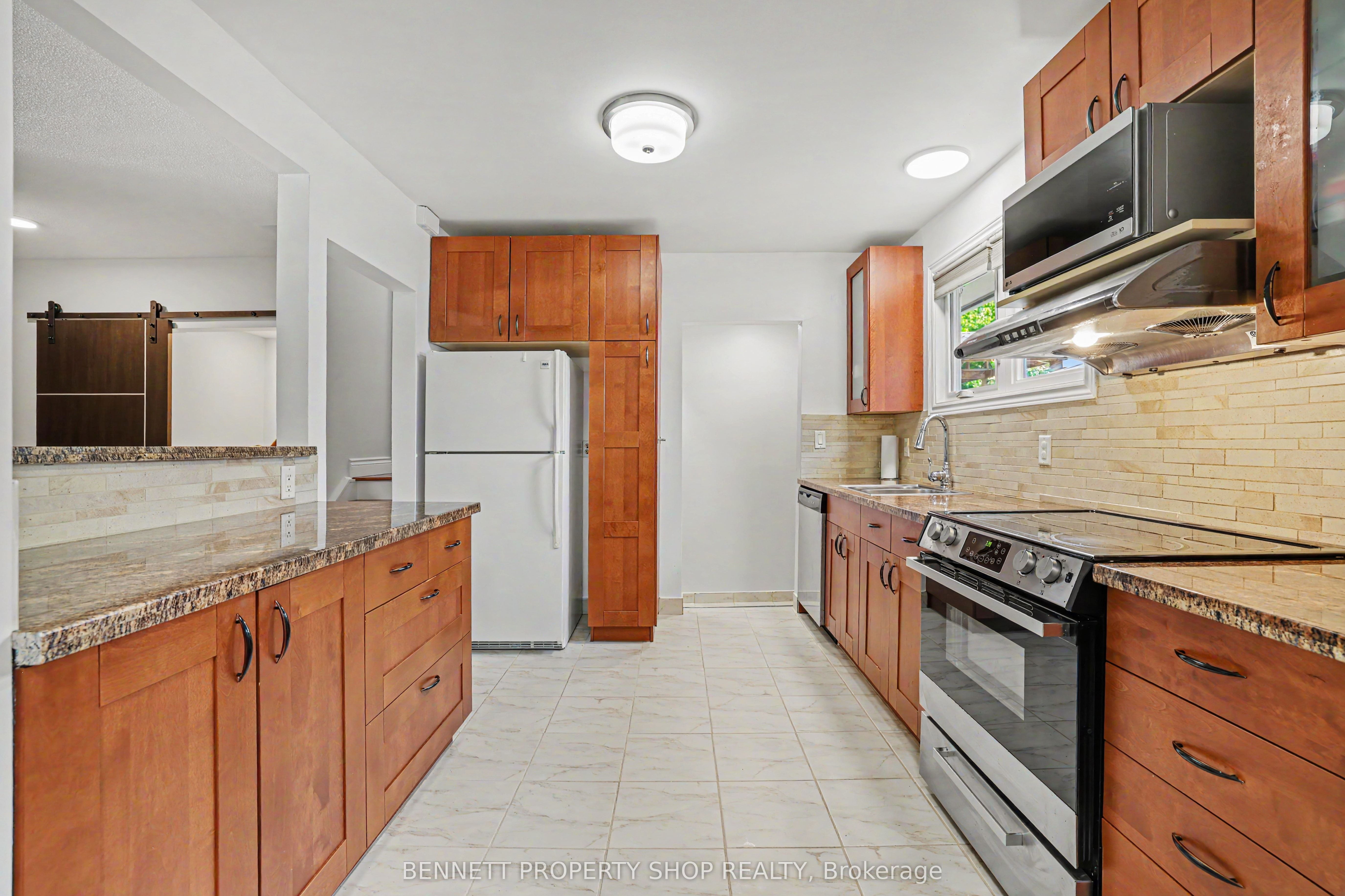 Additional image 3 of 2736 Stone Crescent, Ottawa, ON, K2H 6Z1