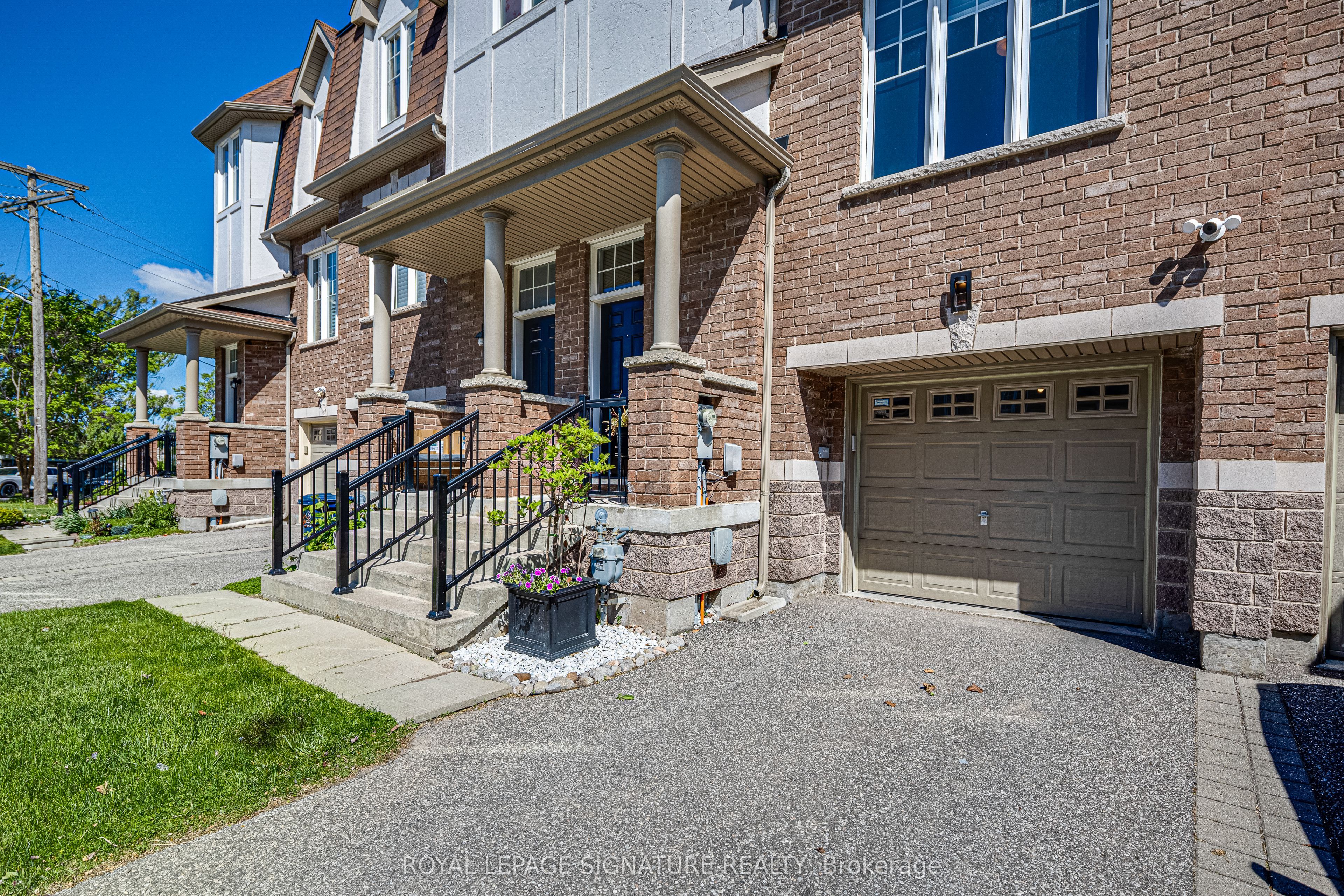 6 Collip Place, Toronto, ON, M4A 1Y3 photo 2