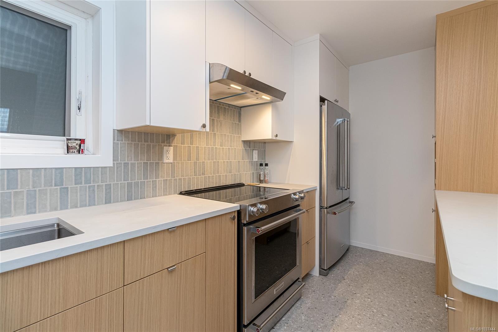 #101-1540 Dallas Road, Victoria, BC, V8S 1A3 photo 3