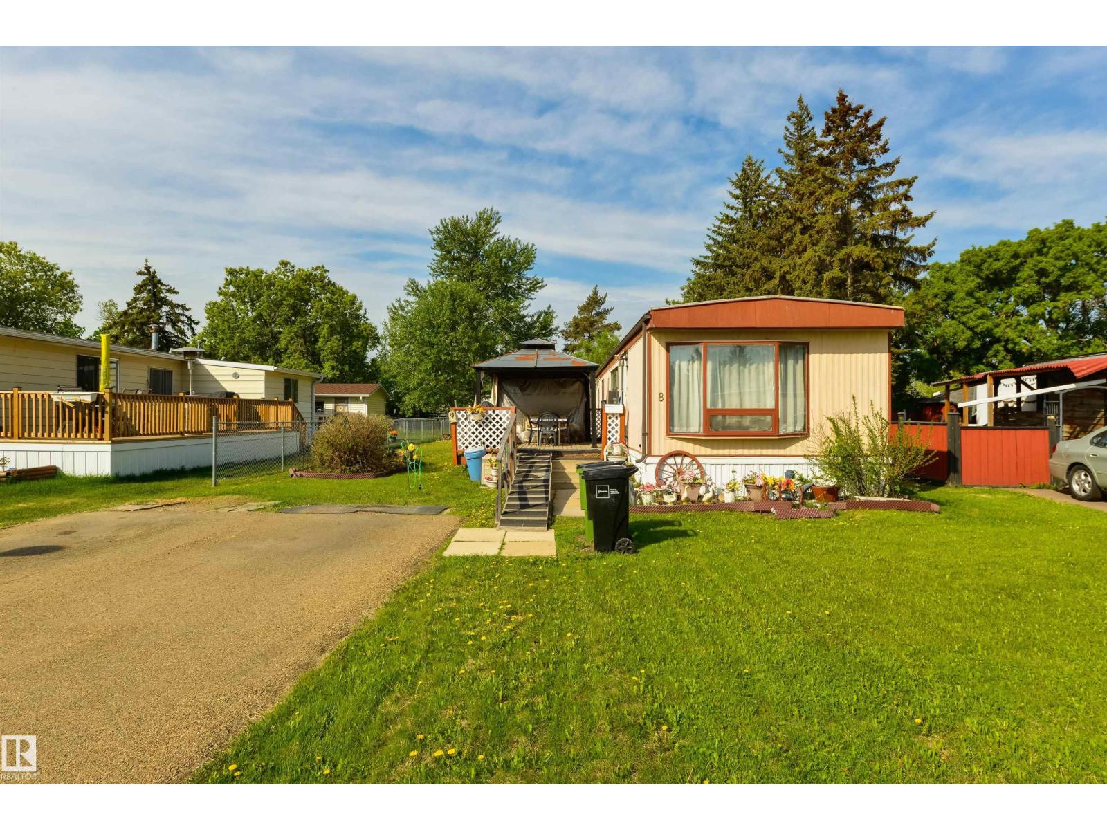 8 Keyhole Crescent NW, Edmonton, AB, T6P1B7 photo 2