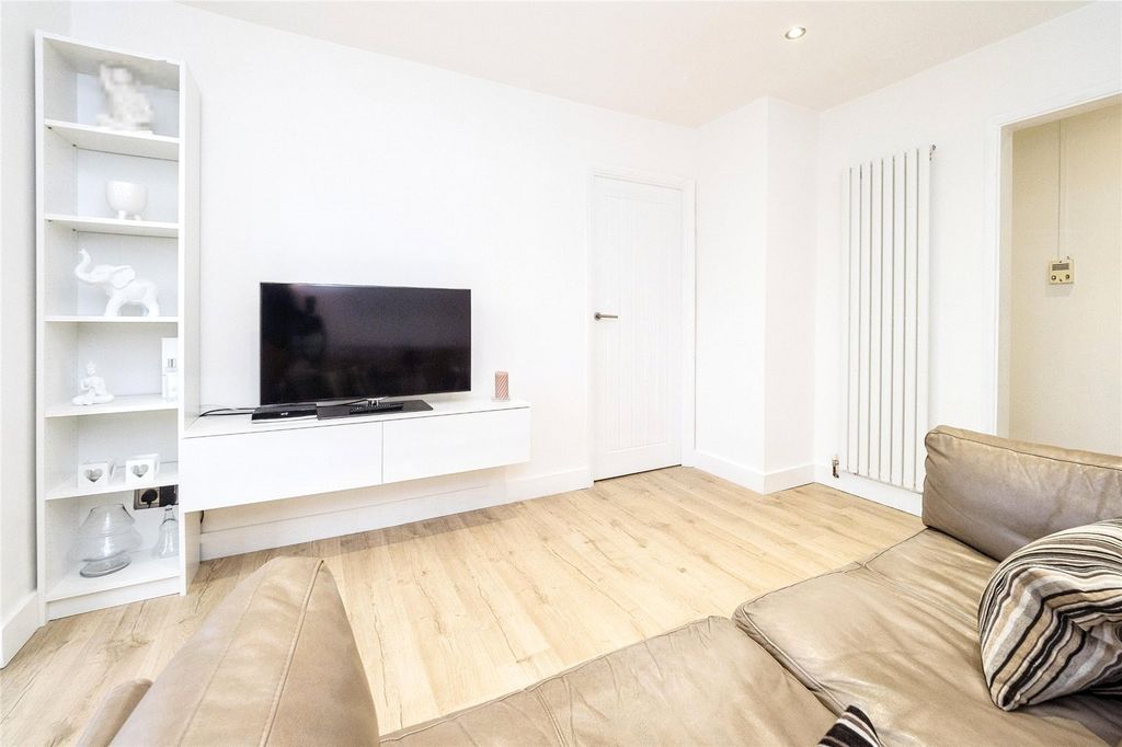 2 bed flat for saleBader Way, Rainham RM13 photo 2