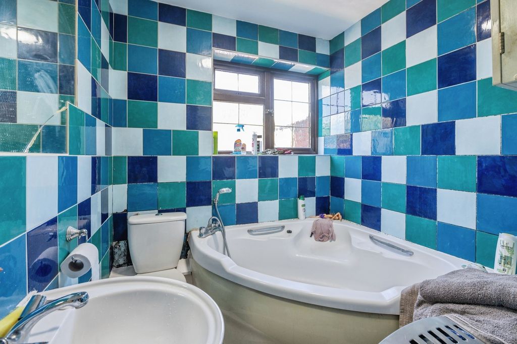 2 bed maisonette for saleStirling Close, Rainham RM13 photo 4