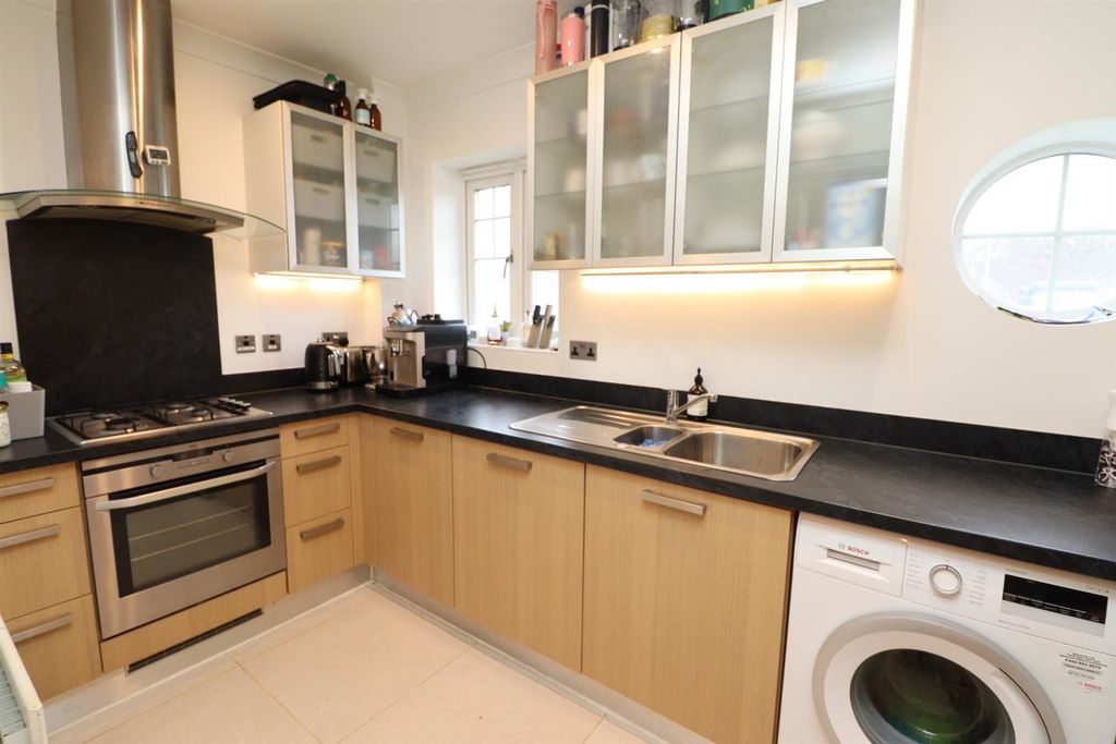Additional image 4 of 2 bed flat for saleHighbridge Close, Radlett WD7