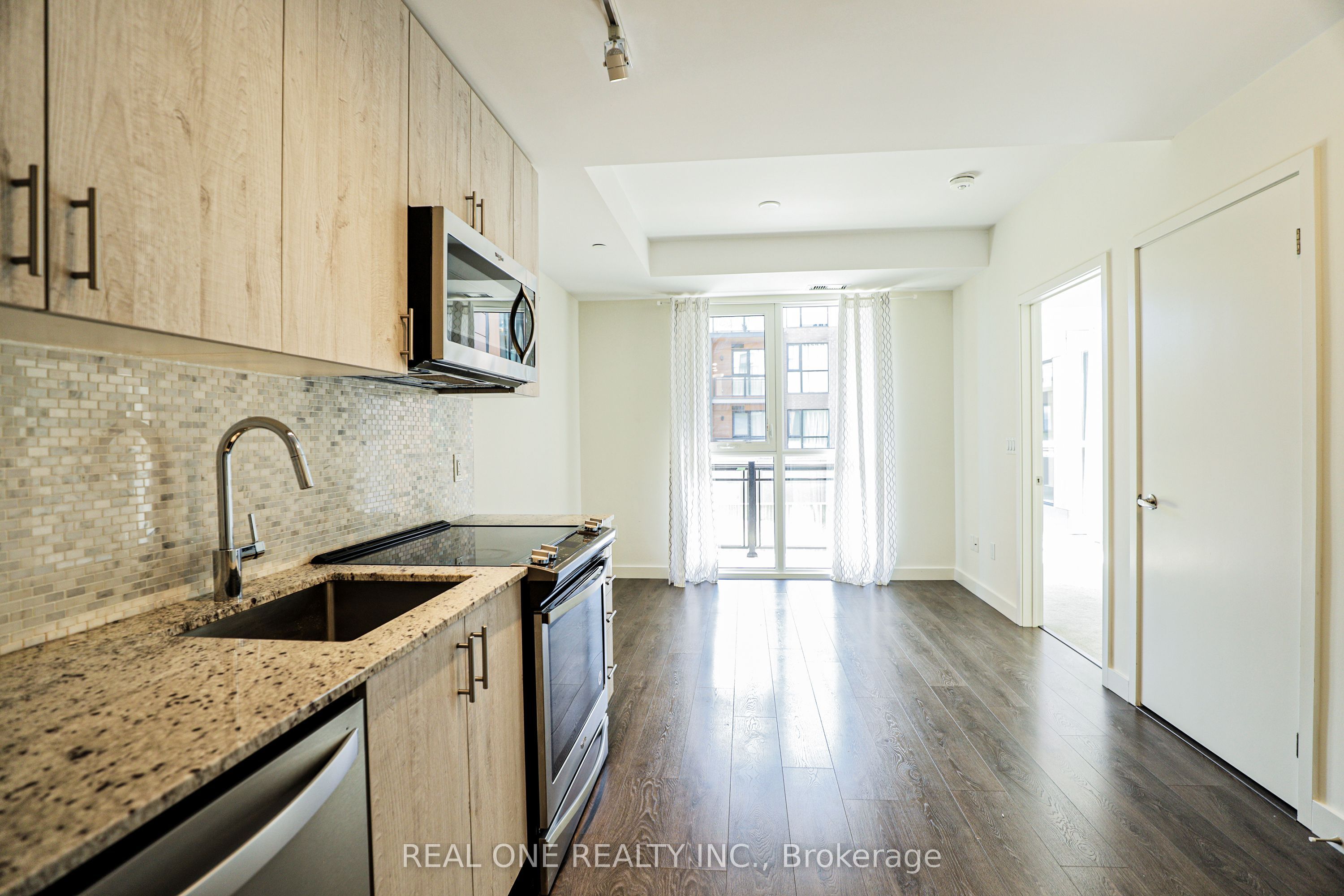 209-150 Sabina Drive, Oakville, ON, L6H 0W3 photo 4