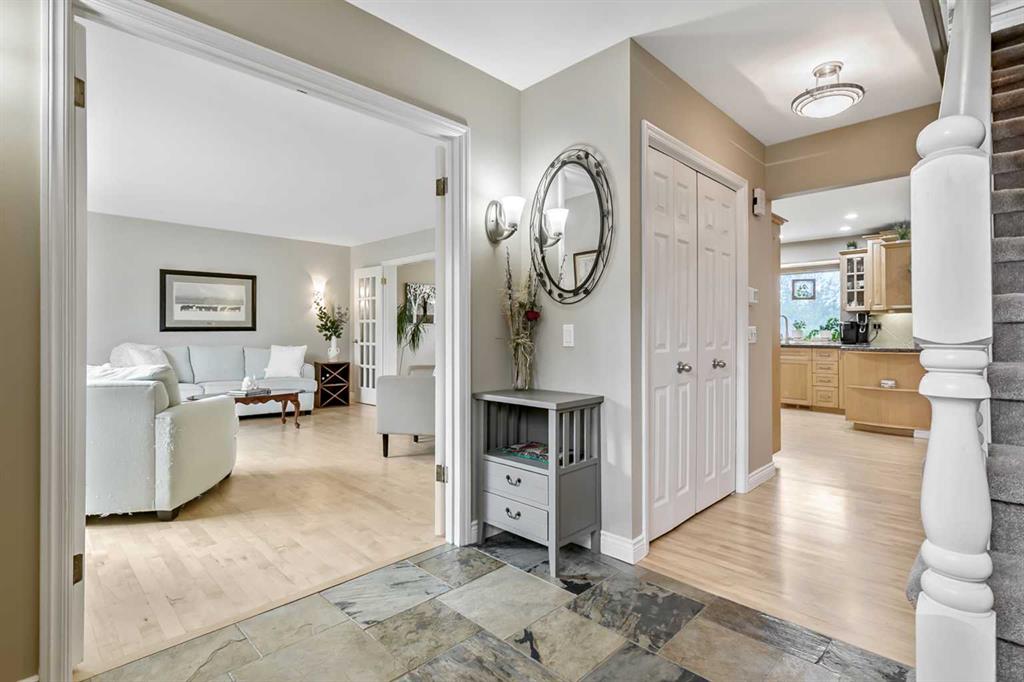 39 Canova Close SW, Calgary, AB, T2W 3P7 photo 3