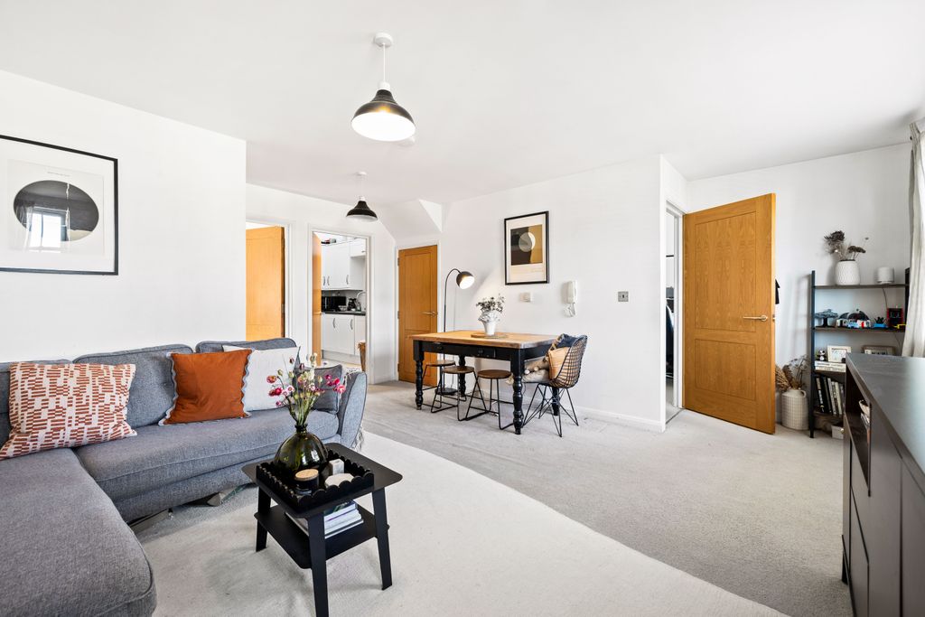 2 bed flat for saleRef: Sb - Glovers Road, Reigate RH2 photo 3