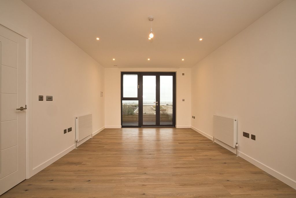 2 bed flat for saleBeach Drive, Ramsgate CT11 photo 4