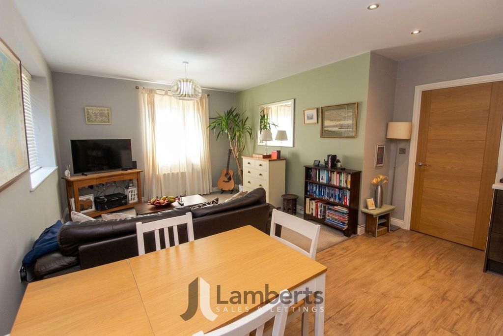 2 bed flat for saleBerrington Close, Ipsley B98 photo 4