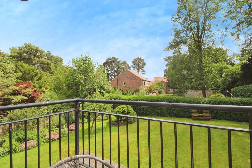 3 bed flat for saleLocker Lane, Ripon HG4 photo 4